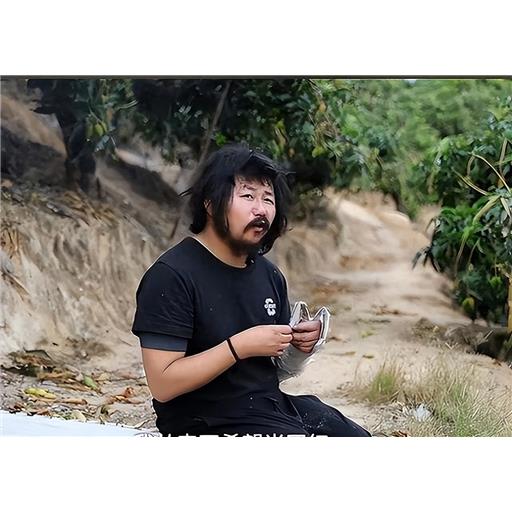 痛心!为胡雷痛哭的女孩离世,胡雷大哭人崩溃,资助学生半年走俩